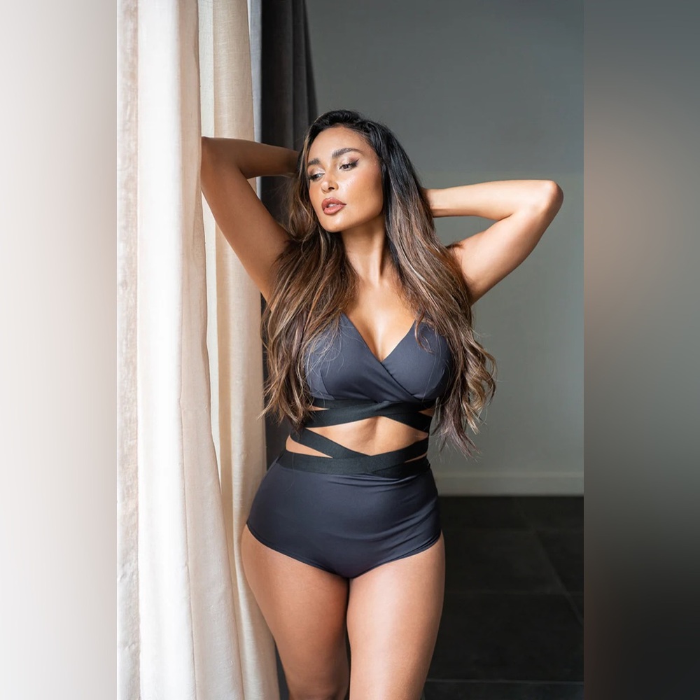 LUNALAE FALLON TOP - RECYCLED BLACK US 8 NWT slight flaw on back elastic